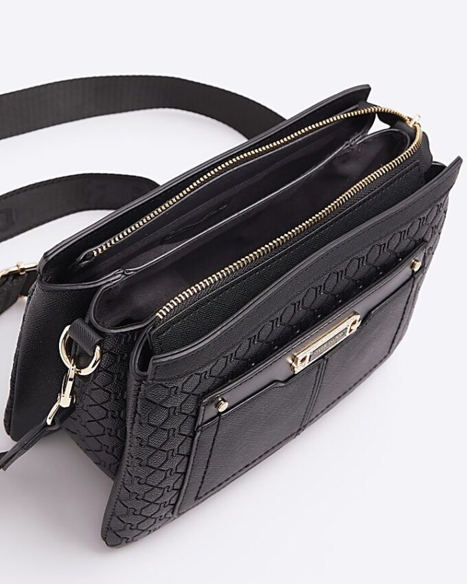 Svart crossbody-väska med präglat monogram
