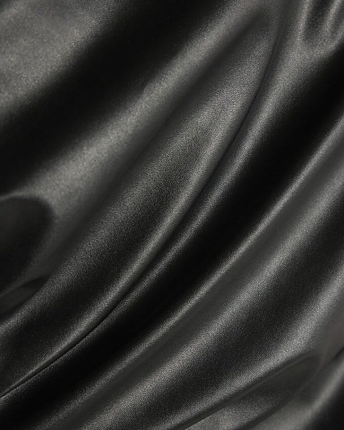 Svart draperad midiklänning i konstläder