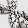 Svart halsduk med monogramtryck