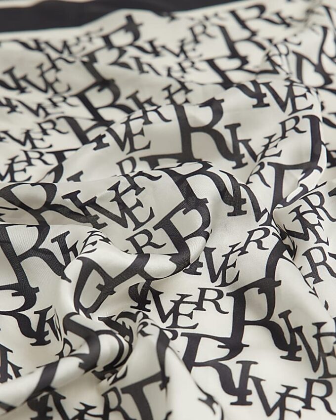 Svart halsduk med monogramtryck