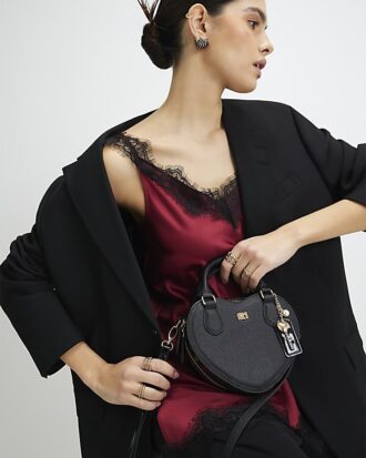 Svart hjärtformad crossbody-väska