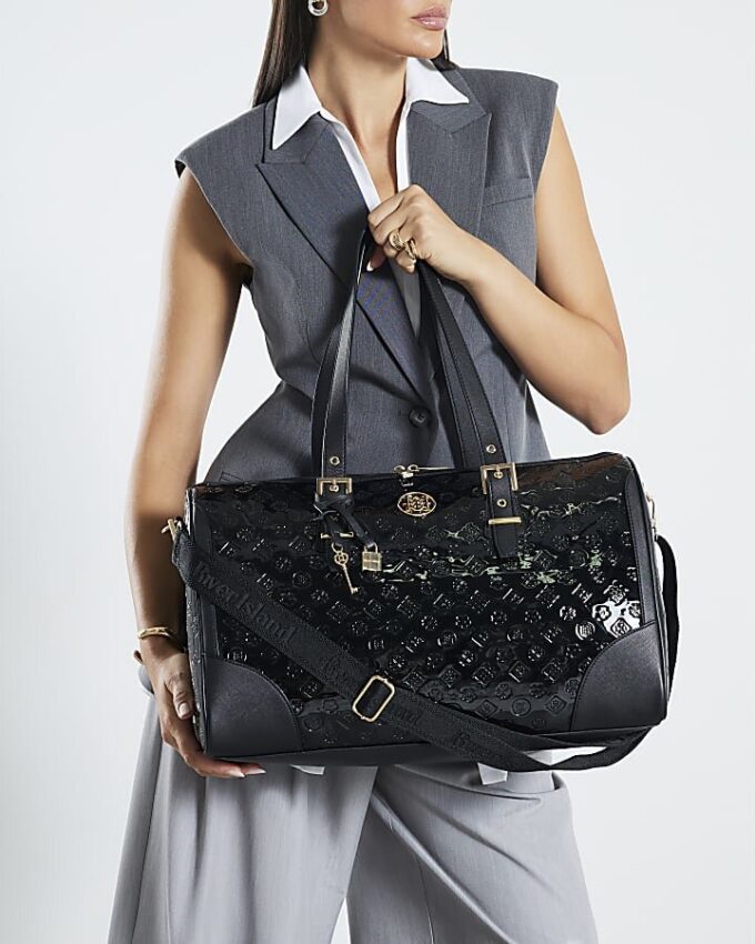 Svart Holdall-väska med monogramcharm i lack
