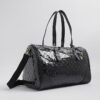 Svart Holdall-väska med monogramcharm i lack