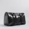 Svart Holdall-väska med monogramcharm i lack