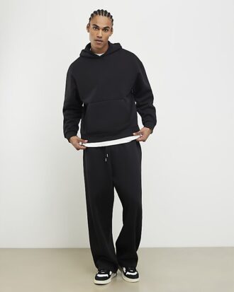Svart hoodie i oversized-modell