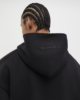 Svart hoodie i oversized-modell