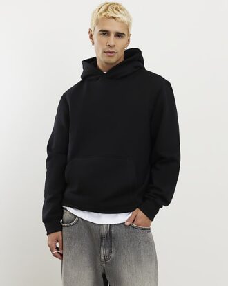 Svart hoodie med normal passform