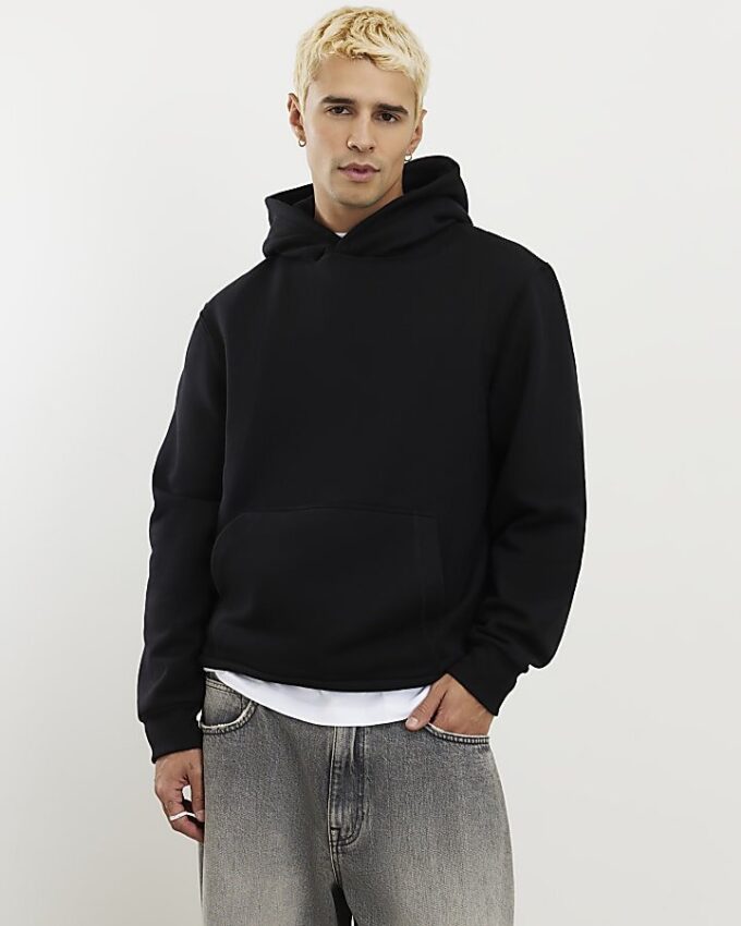 Svart hoodie med normal passform