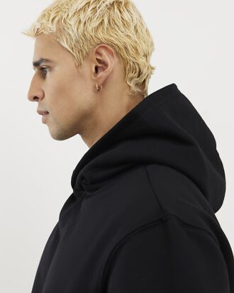 Svart hoodie med normal passform
