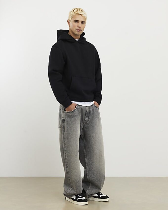 Svart hoodie med normal passform