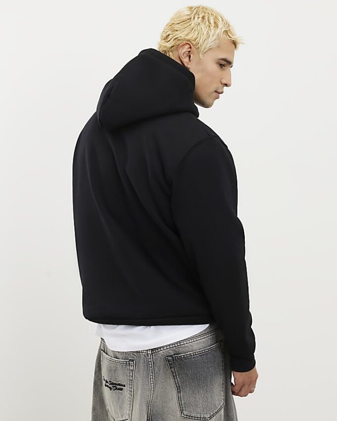 Svart hoodie med normal passform