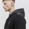 Svart hoodie med normal passform och Luminis-märke