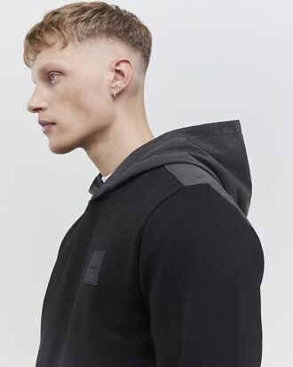 Svart hoodie med normal passform och Luminis-märke