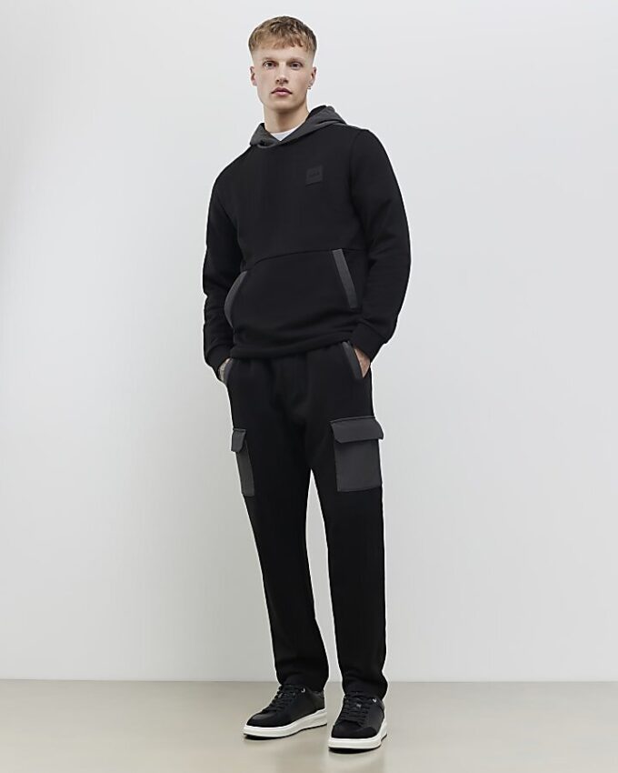 Svart hoodie med normal passform och Luminis-märke