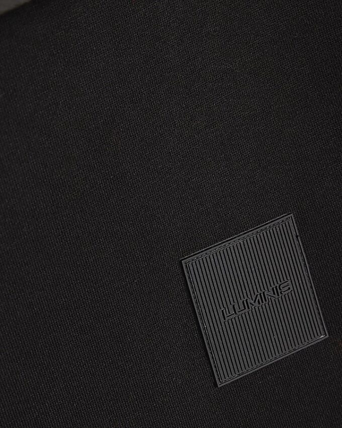 Svart hoodie med normal passform och Luminis-märke