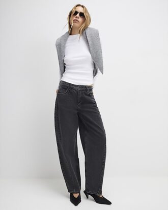 Svart jeans med sömmar och barellben