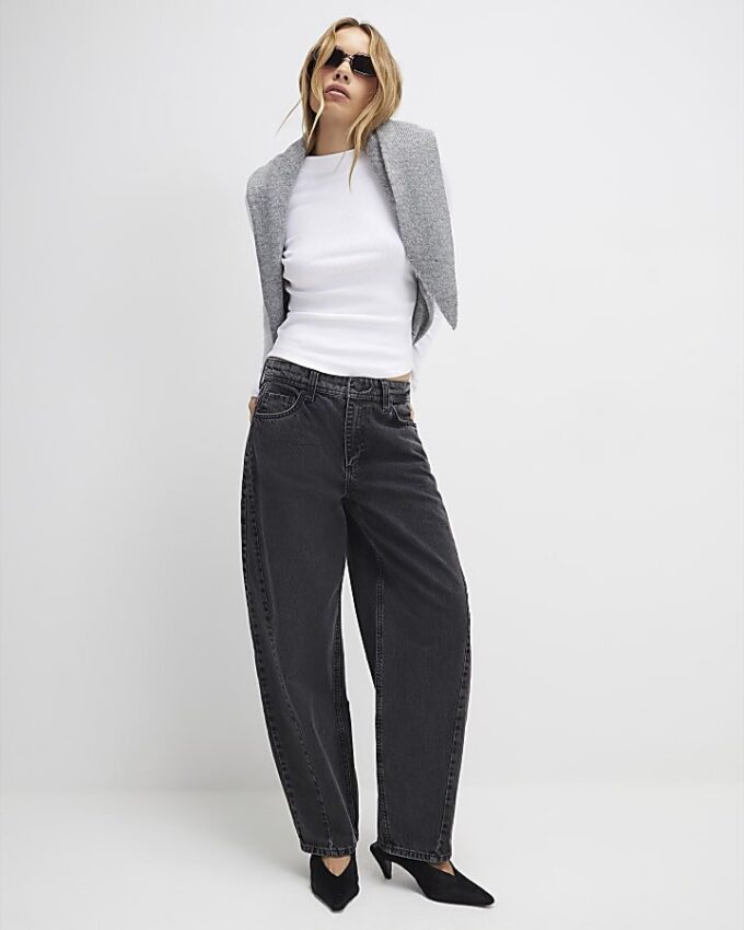 Svart jeans med sömmar och barellben
