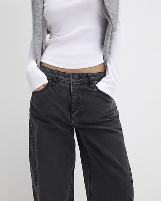 Svart jeans med sömmar och barellben