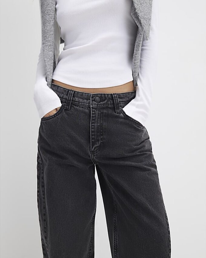 Svart jeans med sömmar och barellben