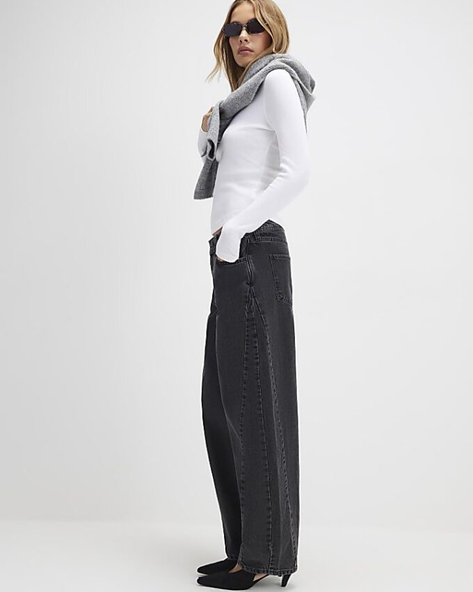 Svart jeans med sömmar och barellben