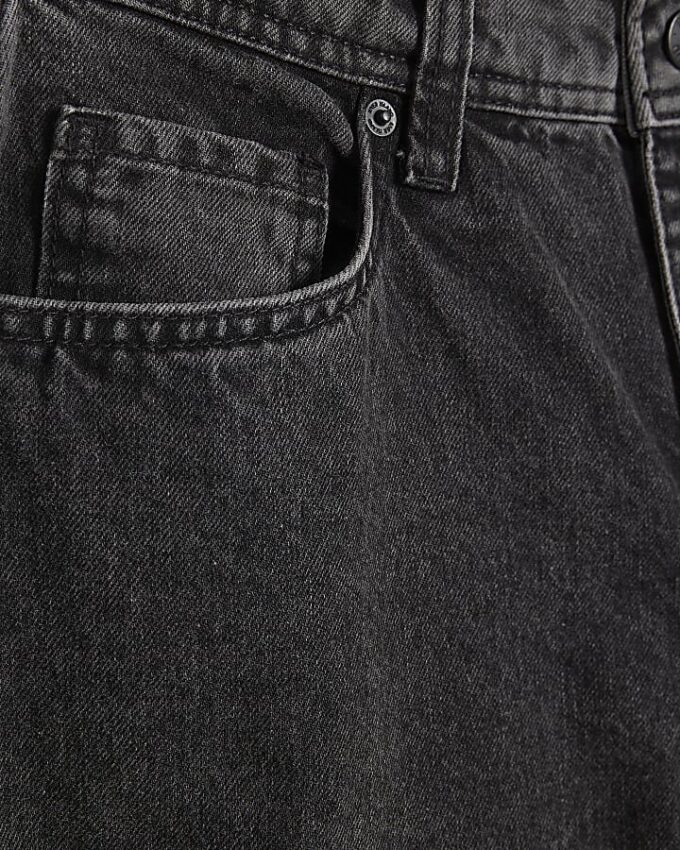 Svart jeans med sömmar och barellben