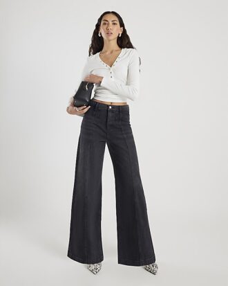 Svart jeans med sömmar och vida ben Svart jeans med sömmar och vida ben
