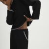 Svart joggingbyxa med breda ben och whipstitch