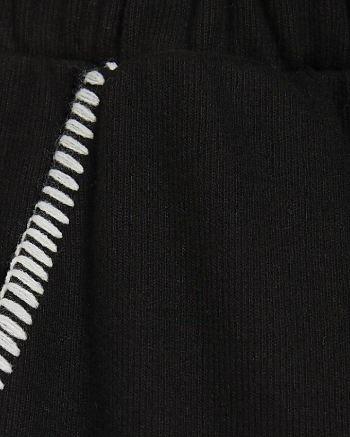 Svart joggingbyxa med breda ben och whipstitch