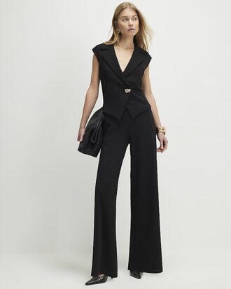 Svart jumpsuit med korta ärmar och vida ben