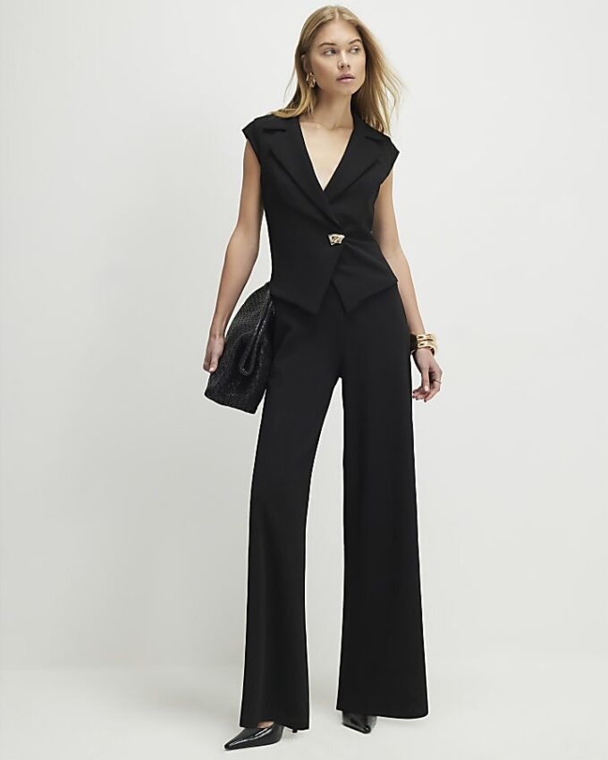 Svart jumpsuit med korta ärmar och vida ben