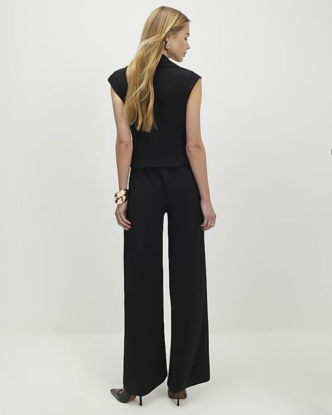 Svart jumpsuit med korta ärmar och vida ben