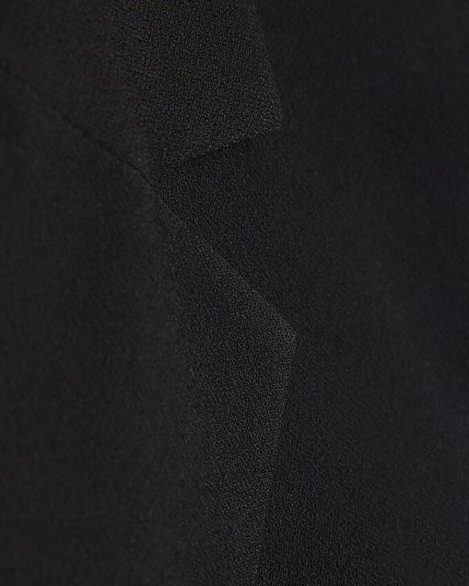 Svart kavaj med kant-till-kant-design