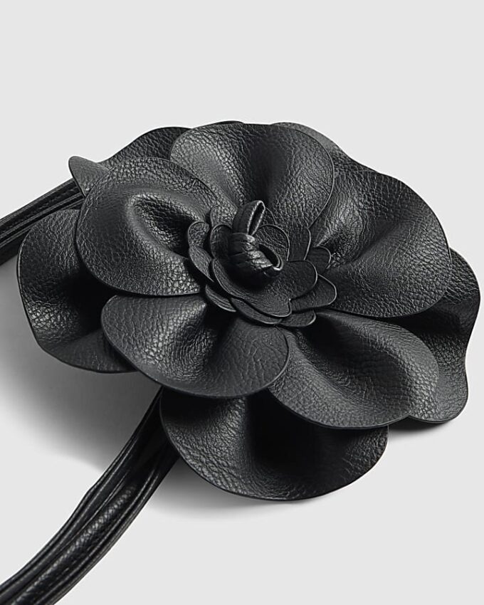 Svart korsageblombälte