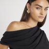 Svart kortärmad off shoulder-top med drapering