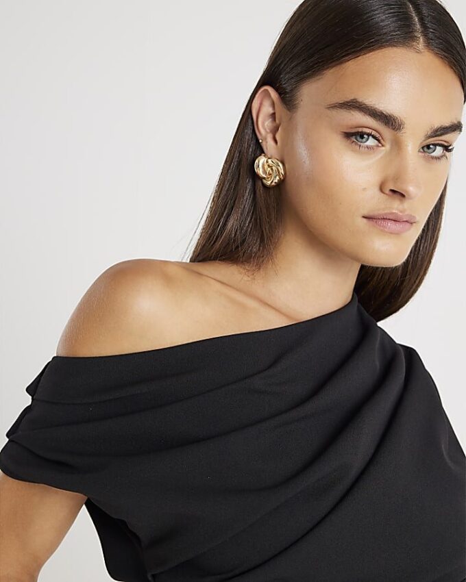 Svart kortärmad off shoulder-top med drapering