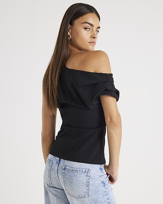 Svart kortärmad off shoulder-top med drapering
