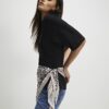 Svart kortärmad T-shirt med leopardmönstrad scarf