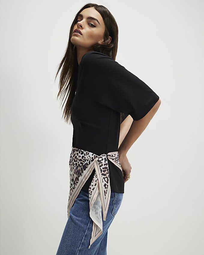 Svart kortärmad T-shirt med leopardmönstrad scarf