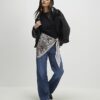 Svart kortärmad T-shirt med leopardmönstrad scarf