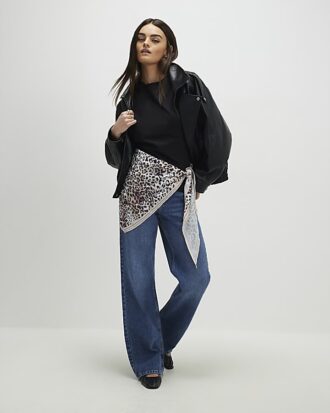 Svart kortärmad T-shirt med leopardmönstrad scarf