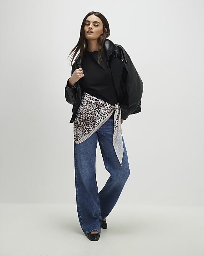 Svart kortärmad T-shirt med leopardmönstrad scarf