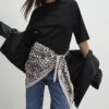 Svart kortärmad T-shirt med leopardmönstrad scarf