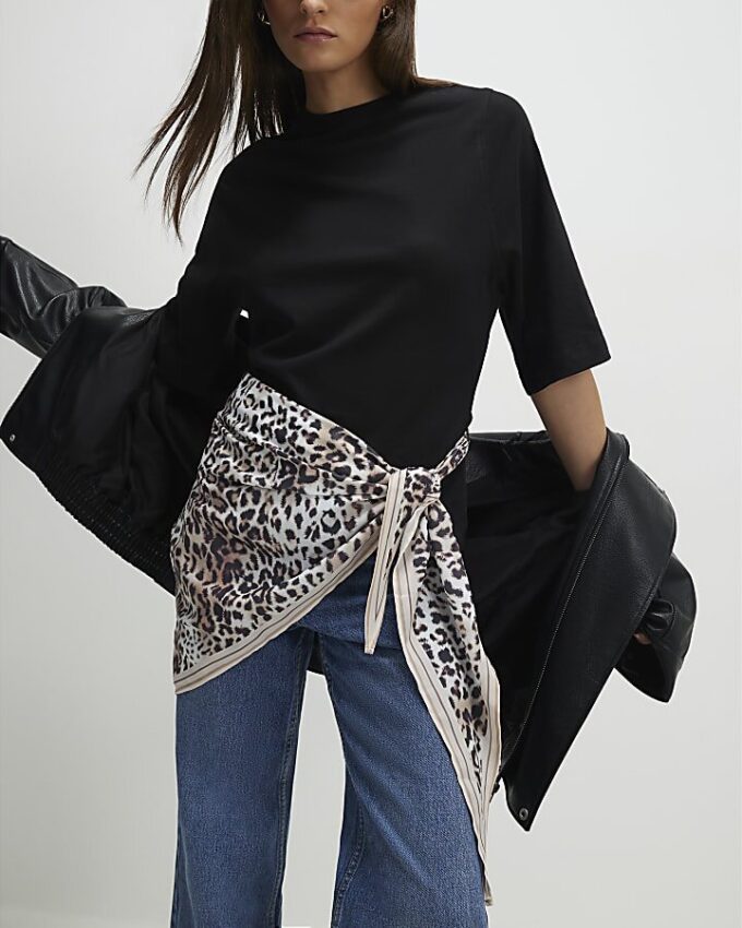 Svart kortärmad T-shirt med leopardmönstrad scarf