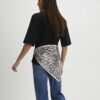 Svart kortärmad T-shirt med leopardmönstrad scarf