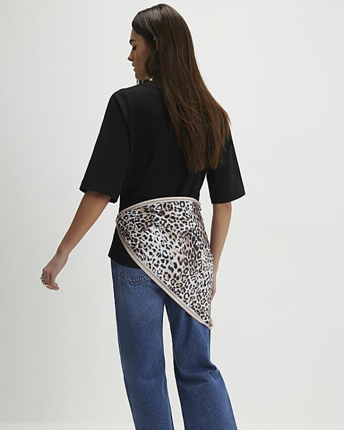 Svart kortärmad T-shirt med leopardmönstrad scarf
