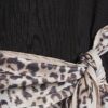Svart kortärmad T-shirt med leopardmönstrad scarf