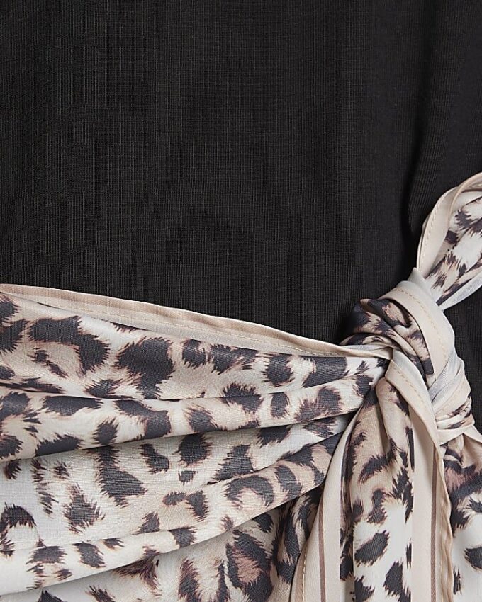 Svart kortärmad T-shirt med leopardmönstrad scarf