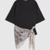 Svart kortärmad T-shirt med leopardmönstrad scarf
