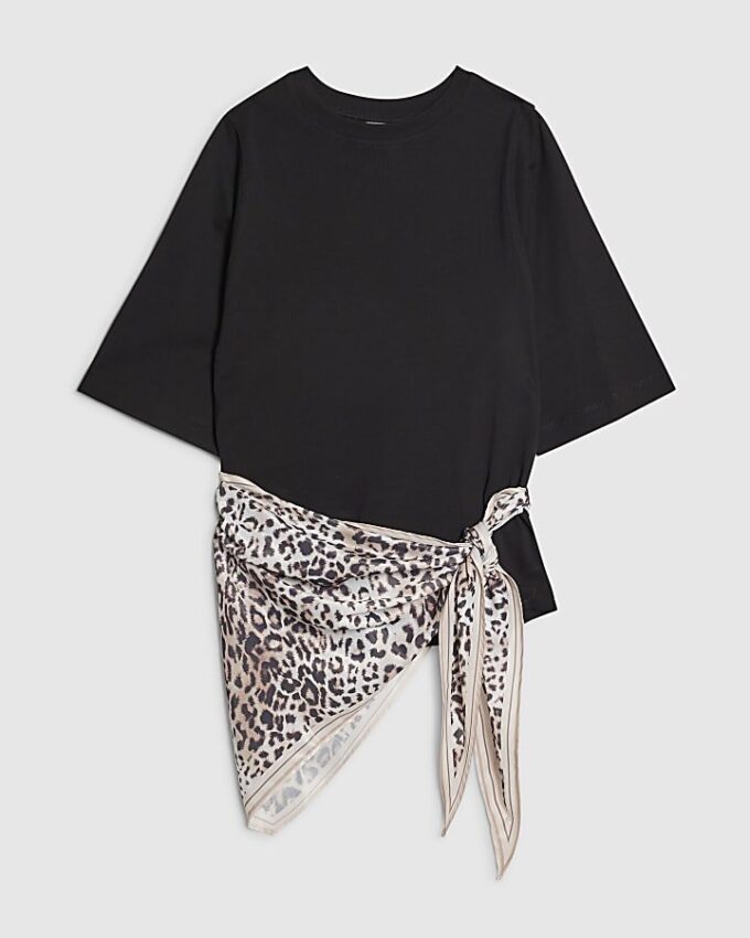 Svart kortärmad T-shirt med leopardmönstrad scarf