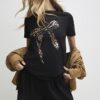 Svart kortärmad T-shirt med metallisk rosett
